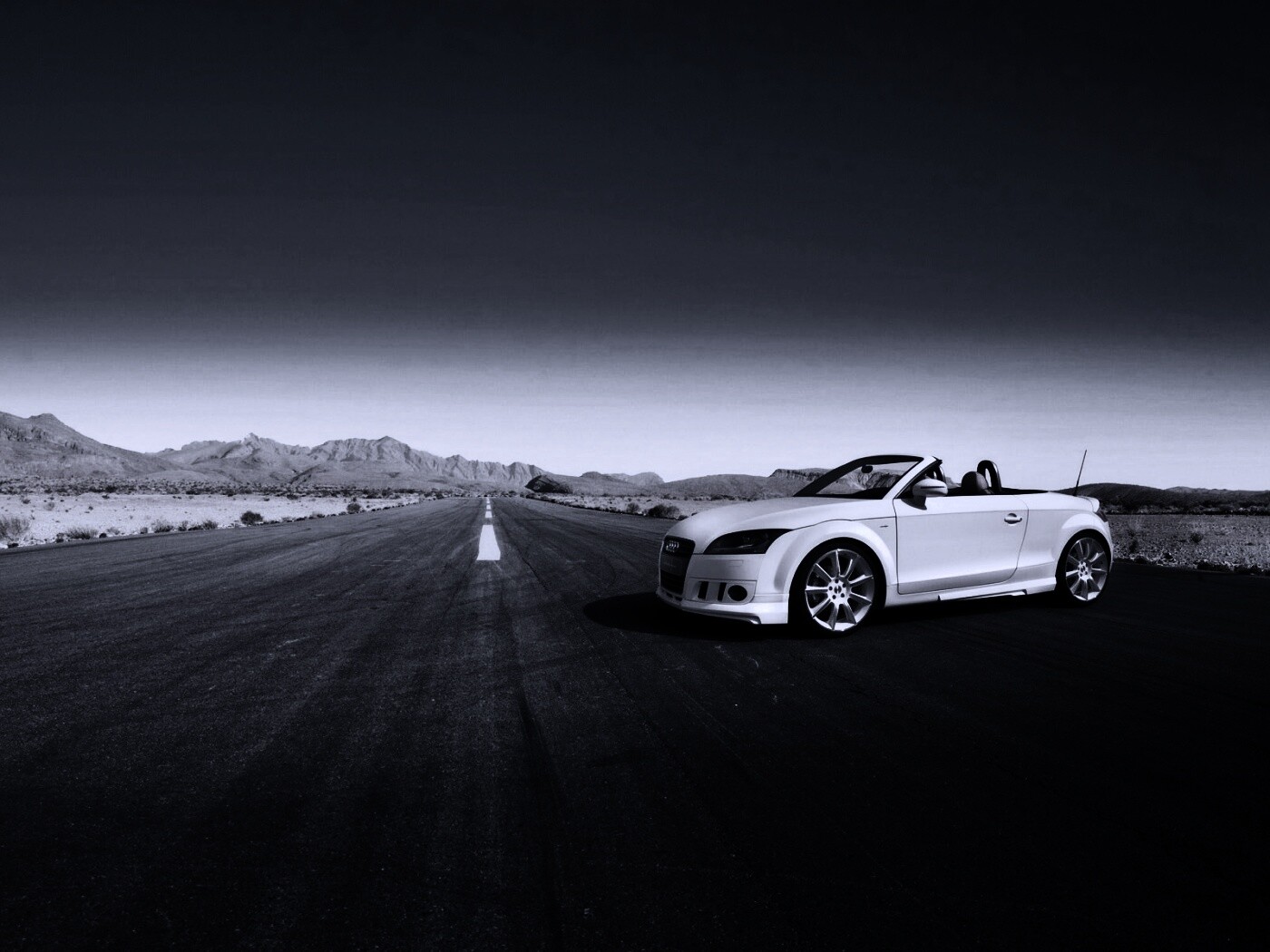 Кабриолет Ауди на пустынной дорге обои
