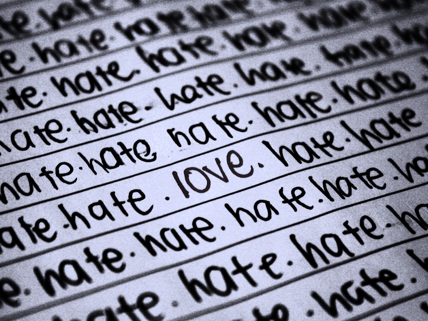 Любовь среди ненависти обои