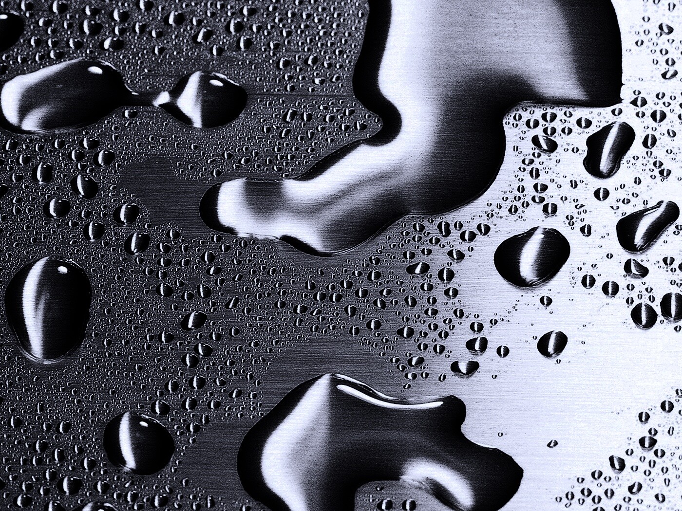 Вода на металлической поверхности обои