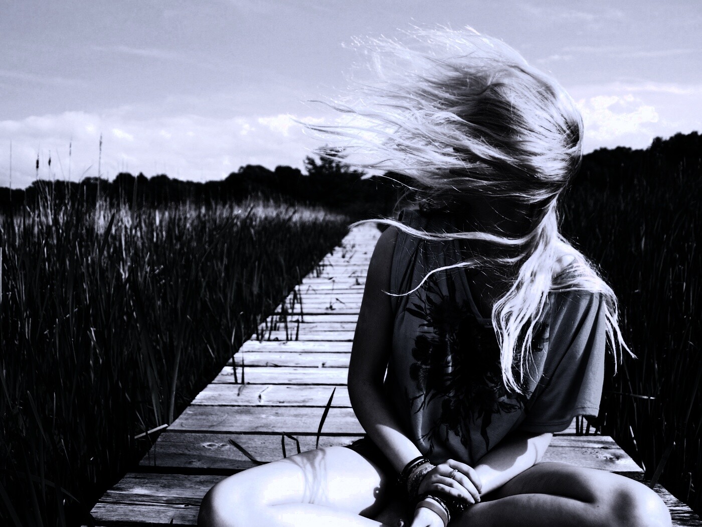 Девушка и ветер обои