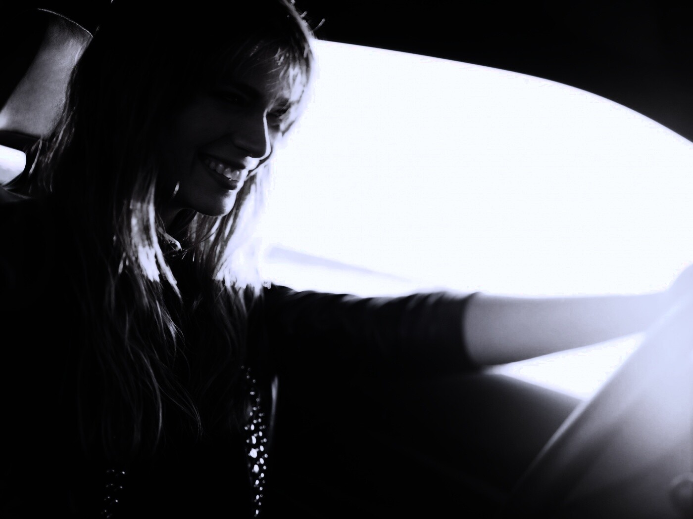 Девушка за рулем автомобиля обои