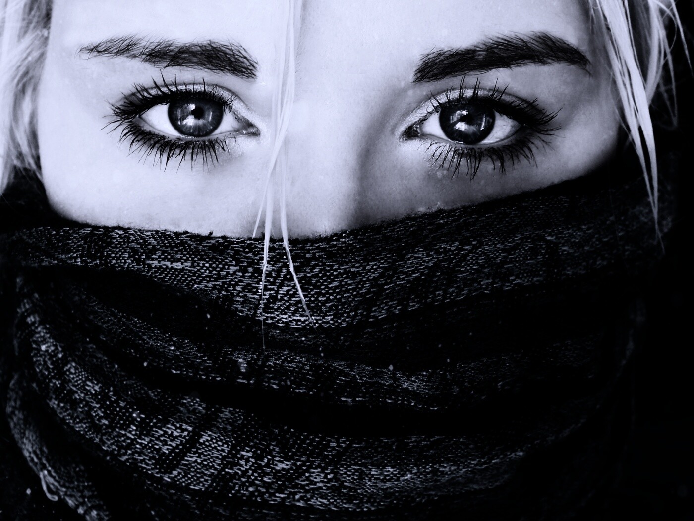 Блондинка с шарфом на лице обои