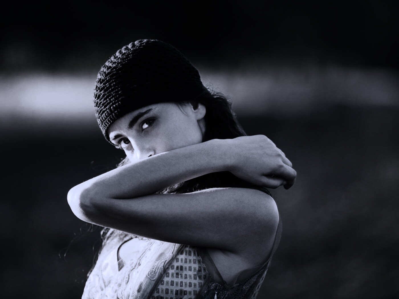 Спрятавшись за сгибом руки обои