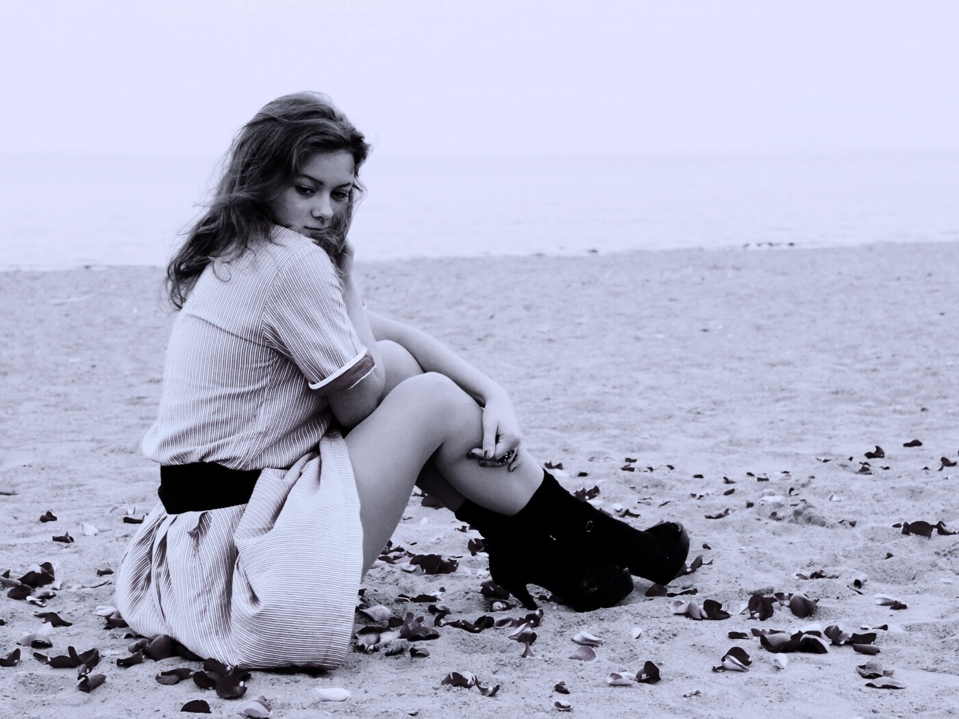 Девушка среди лепестков на пляже обои