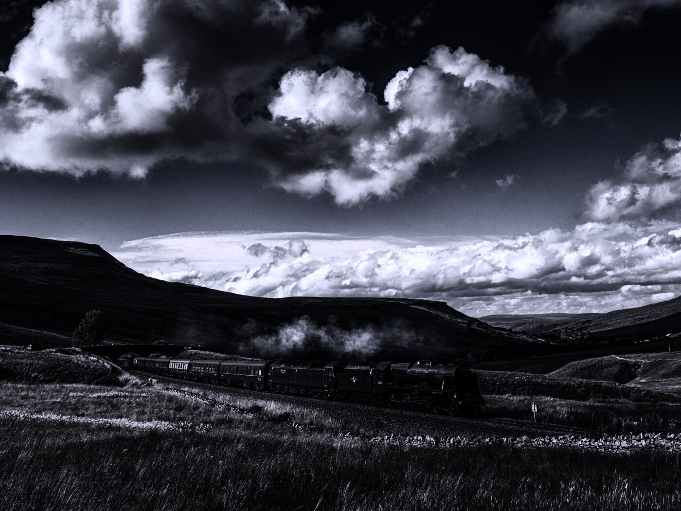 Поезд в долине обои