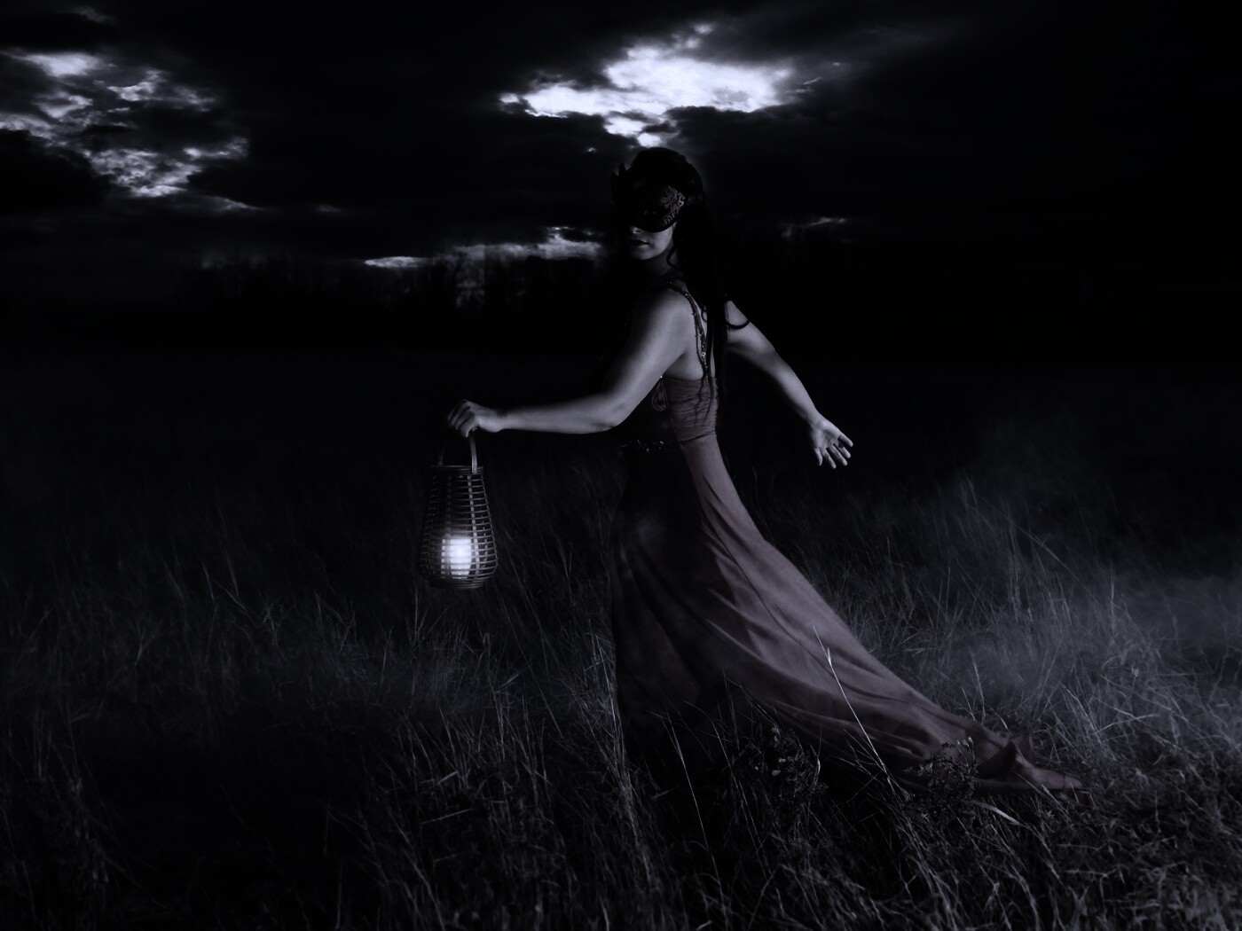 Девушка со свечей обои