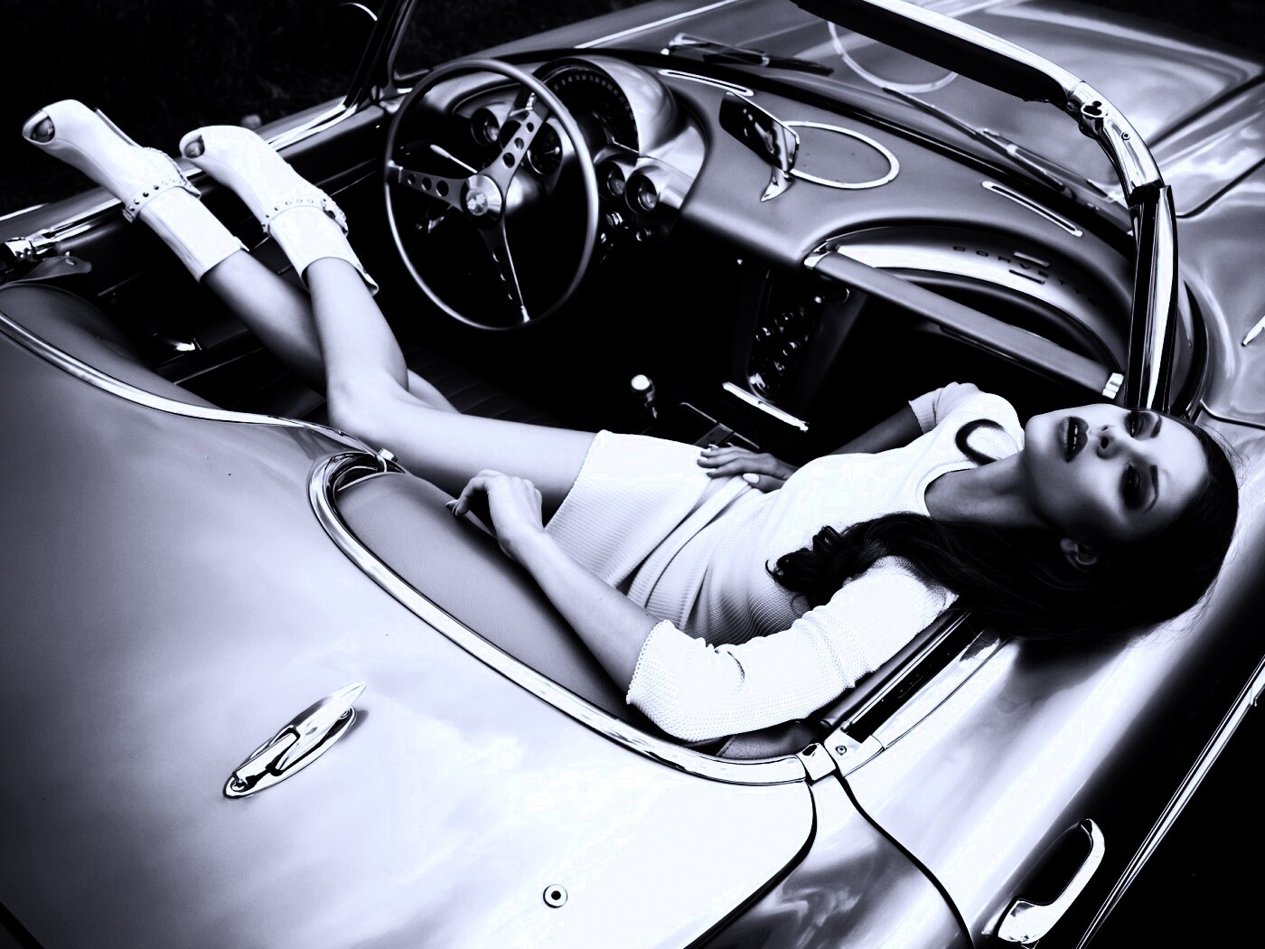 Женщина в кабриолете обои