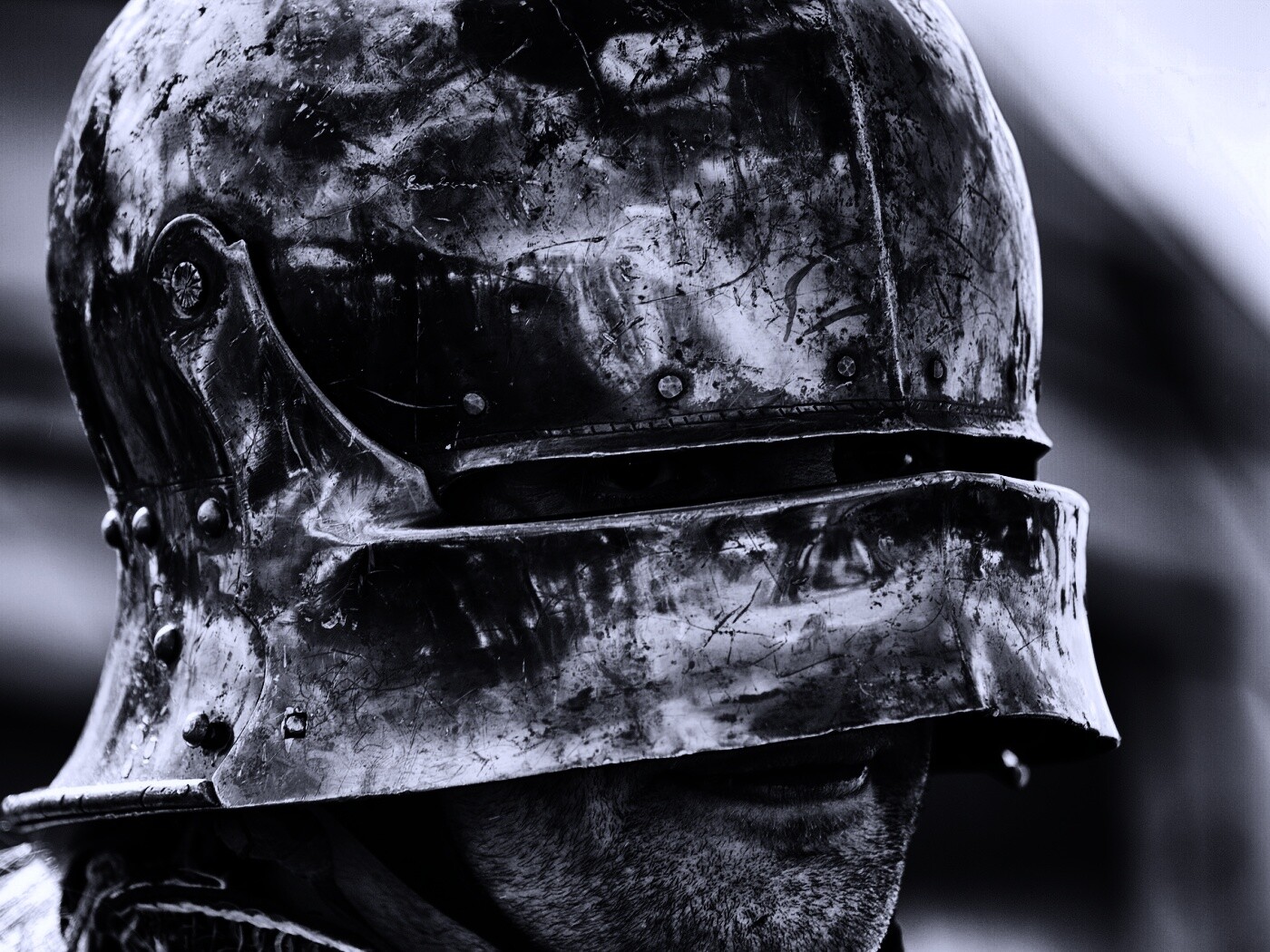 Человек в доспехах обои