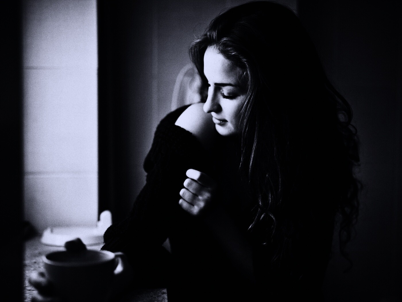 Обнаженное плечо и чашка кофе обои