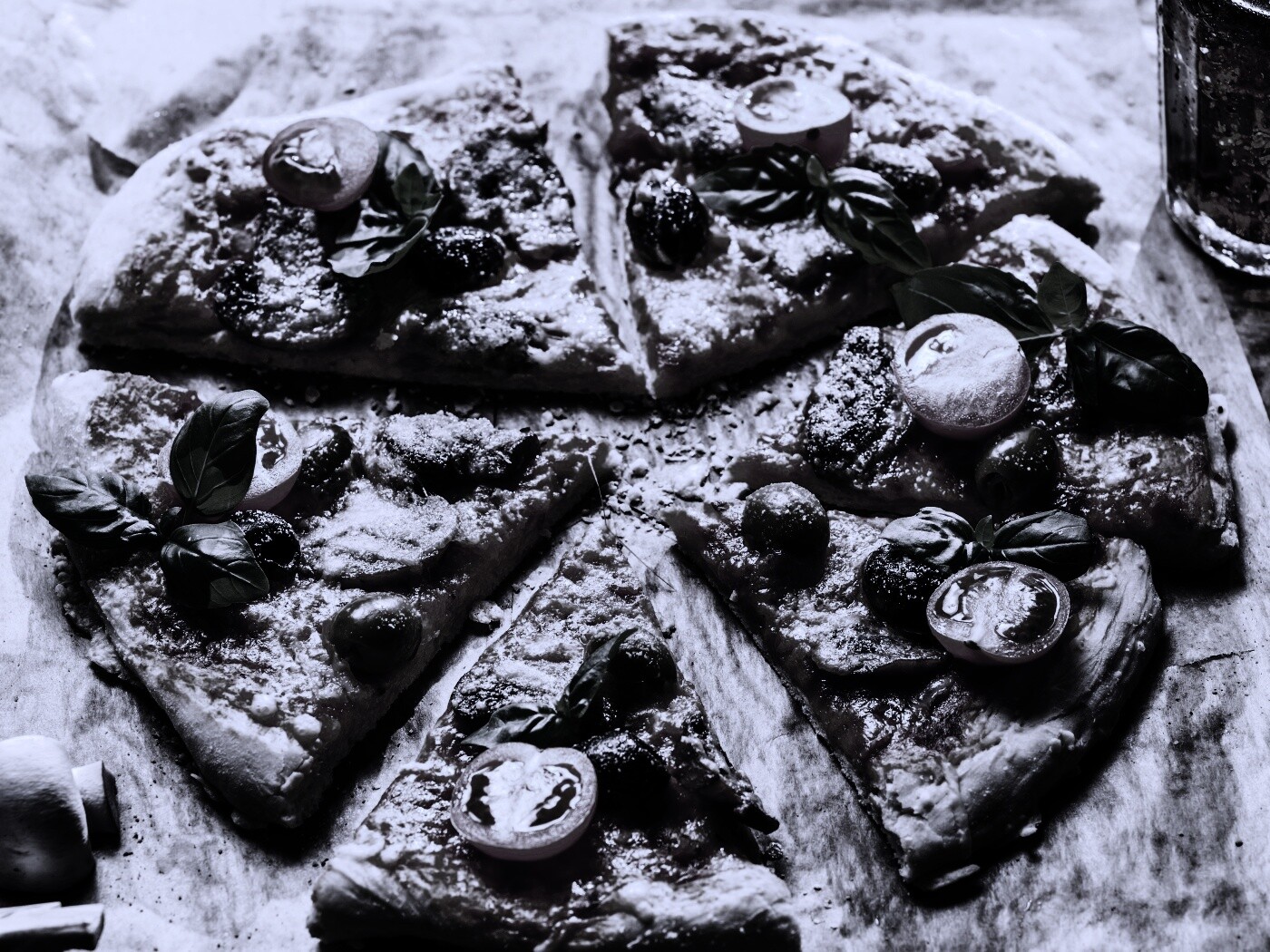 Сочная пицца с томатами и пармезаном обои