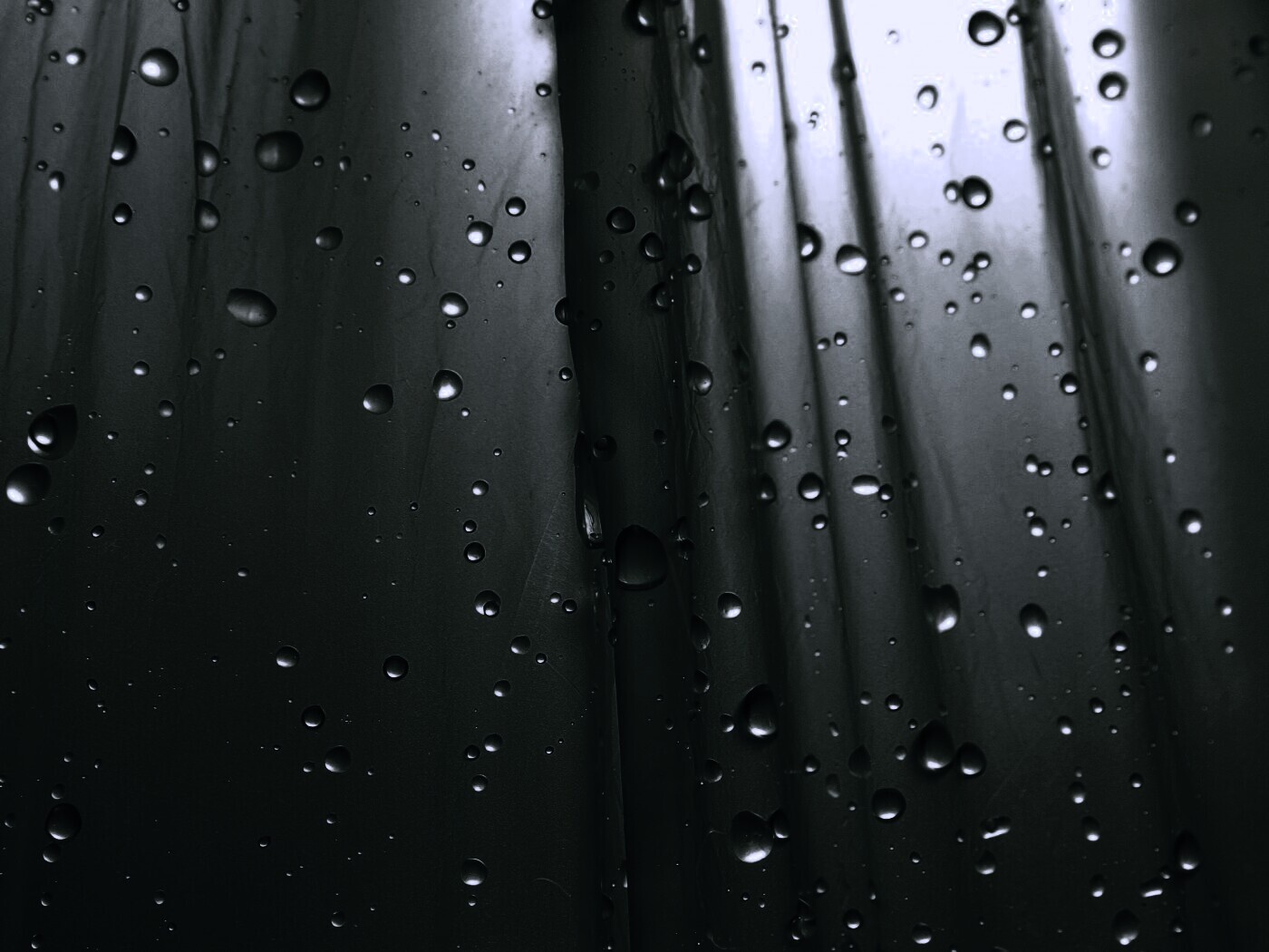 Капли на зеленом пластике обои