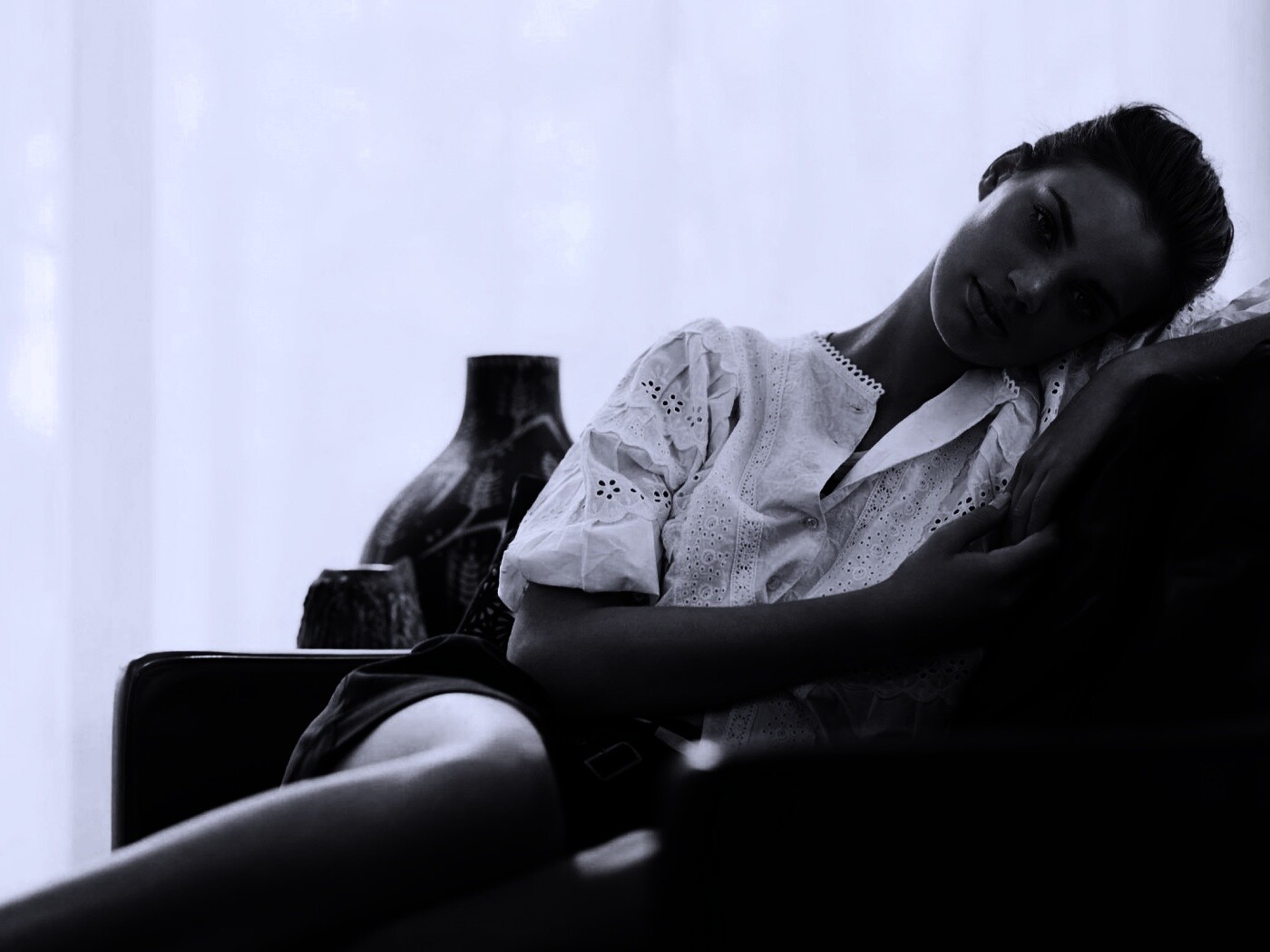 Девушка на диване обои