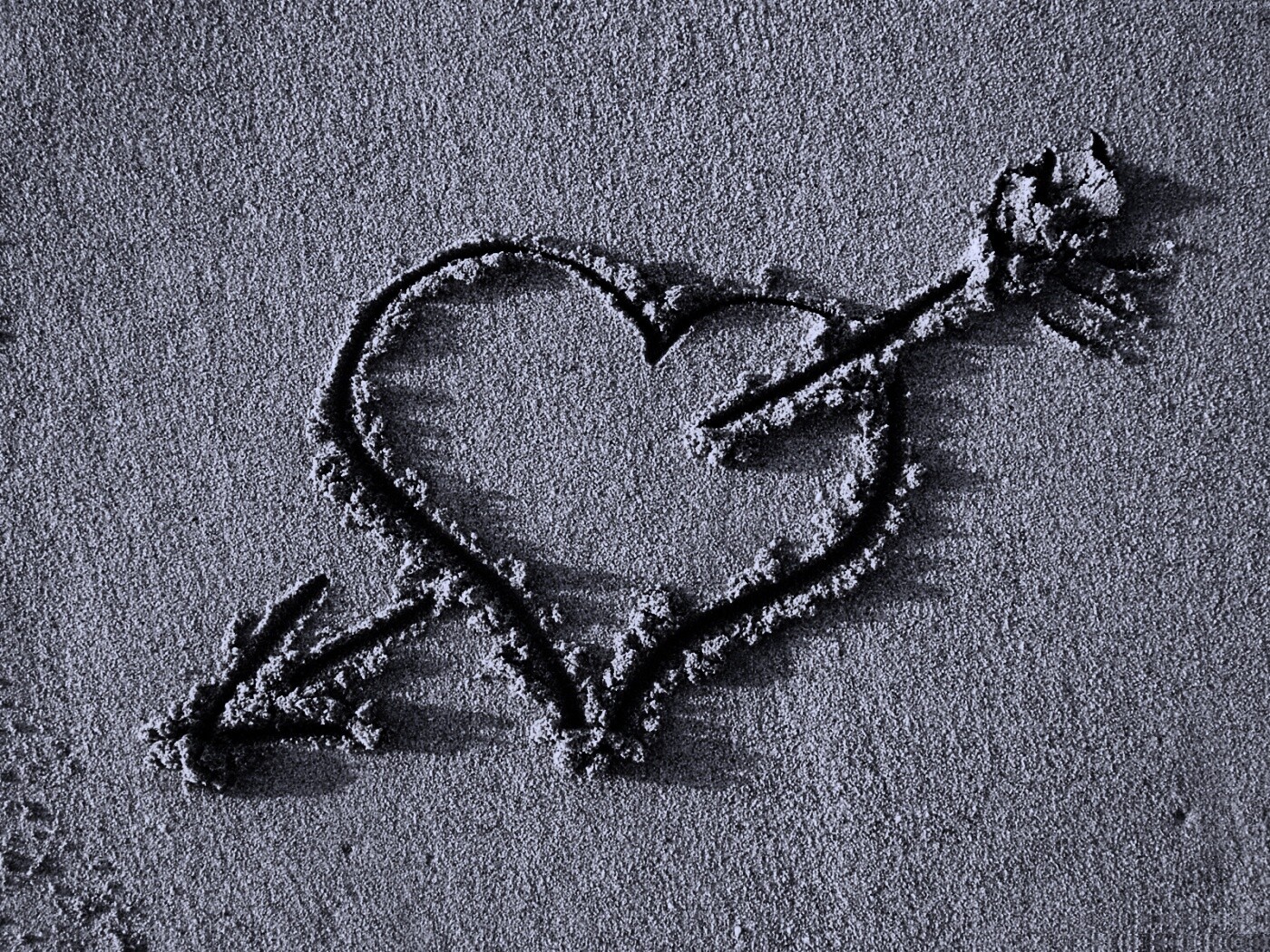 Сердце на песке обои