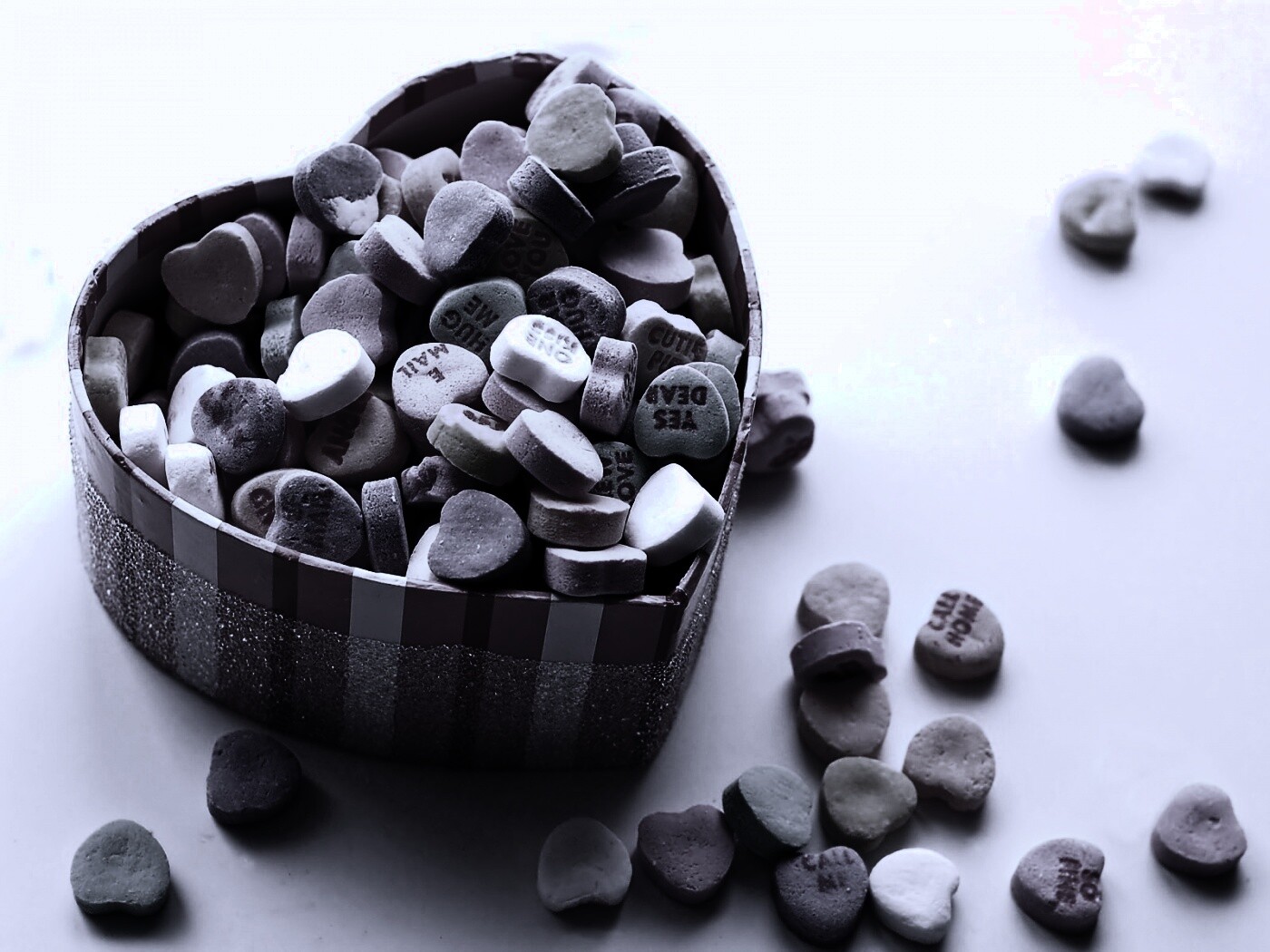 Конфеты в форме сердца обои