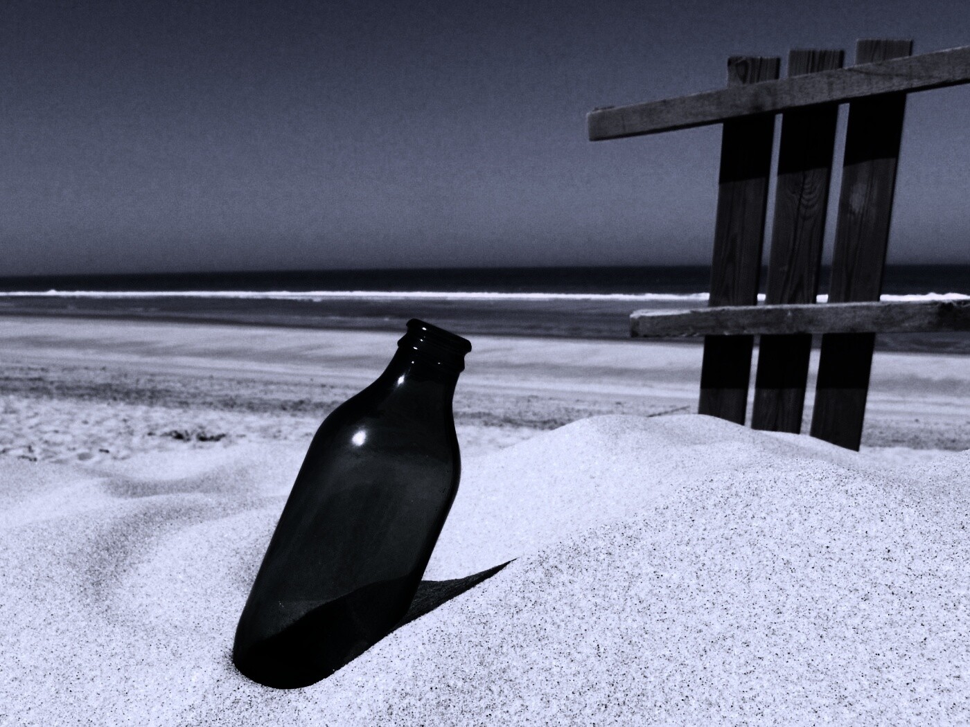 Бутылка на пляже обои