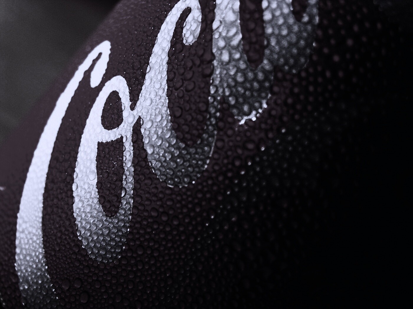 Запотевшая банка Кока-Колы обои