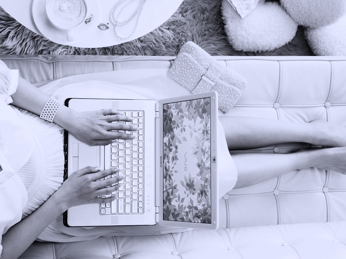 Девушка с ноутбуком vaio обои