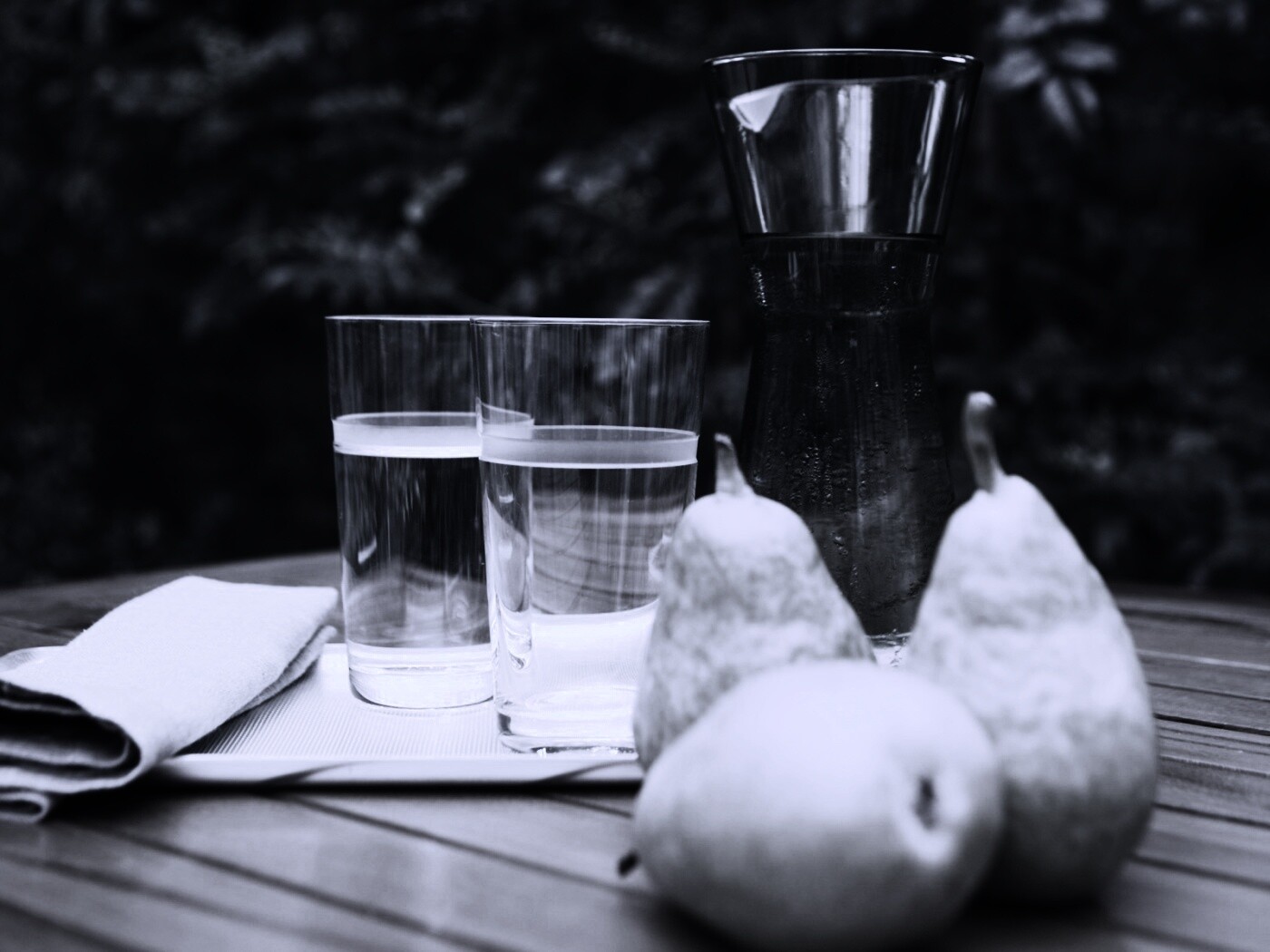 Стол с грушами обои