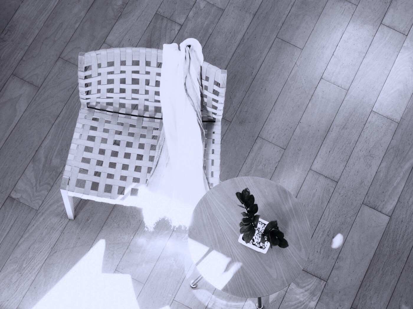 Отдых на плетенном кресле обои