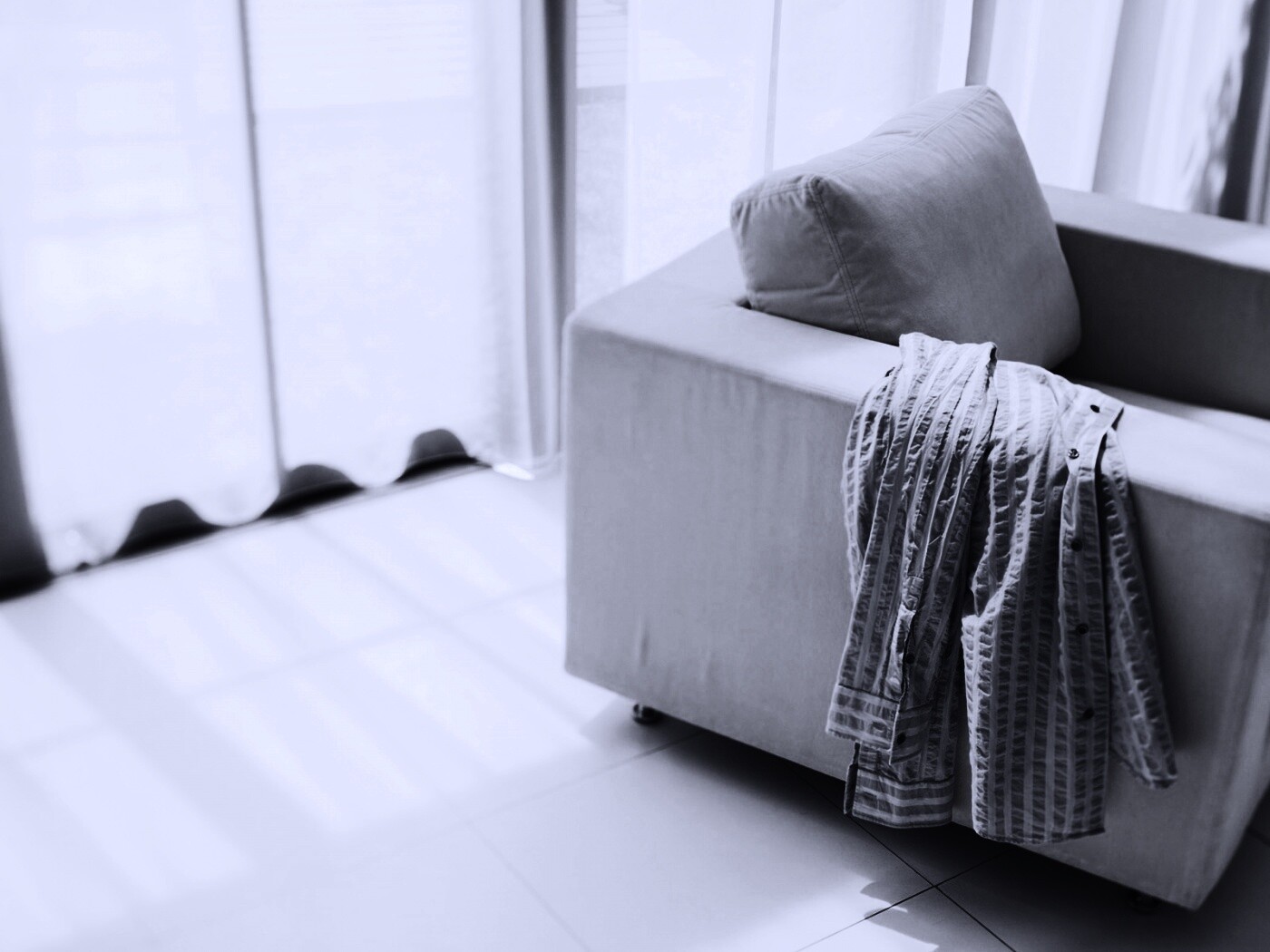 Рубашка на кресле обои