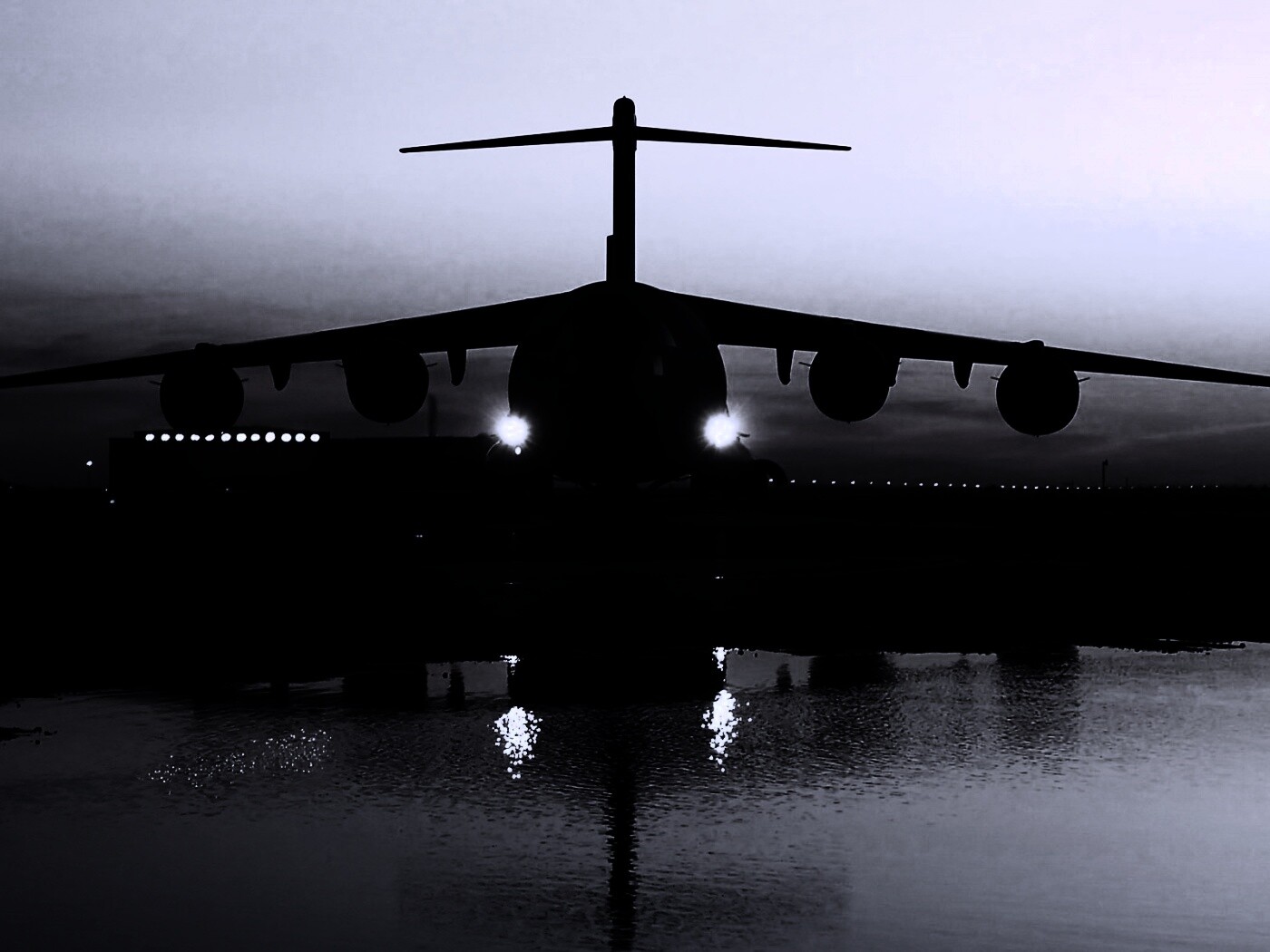 Самолет на взлетной полосе обои