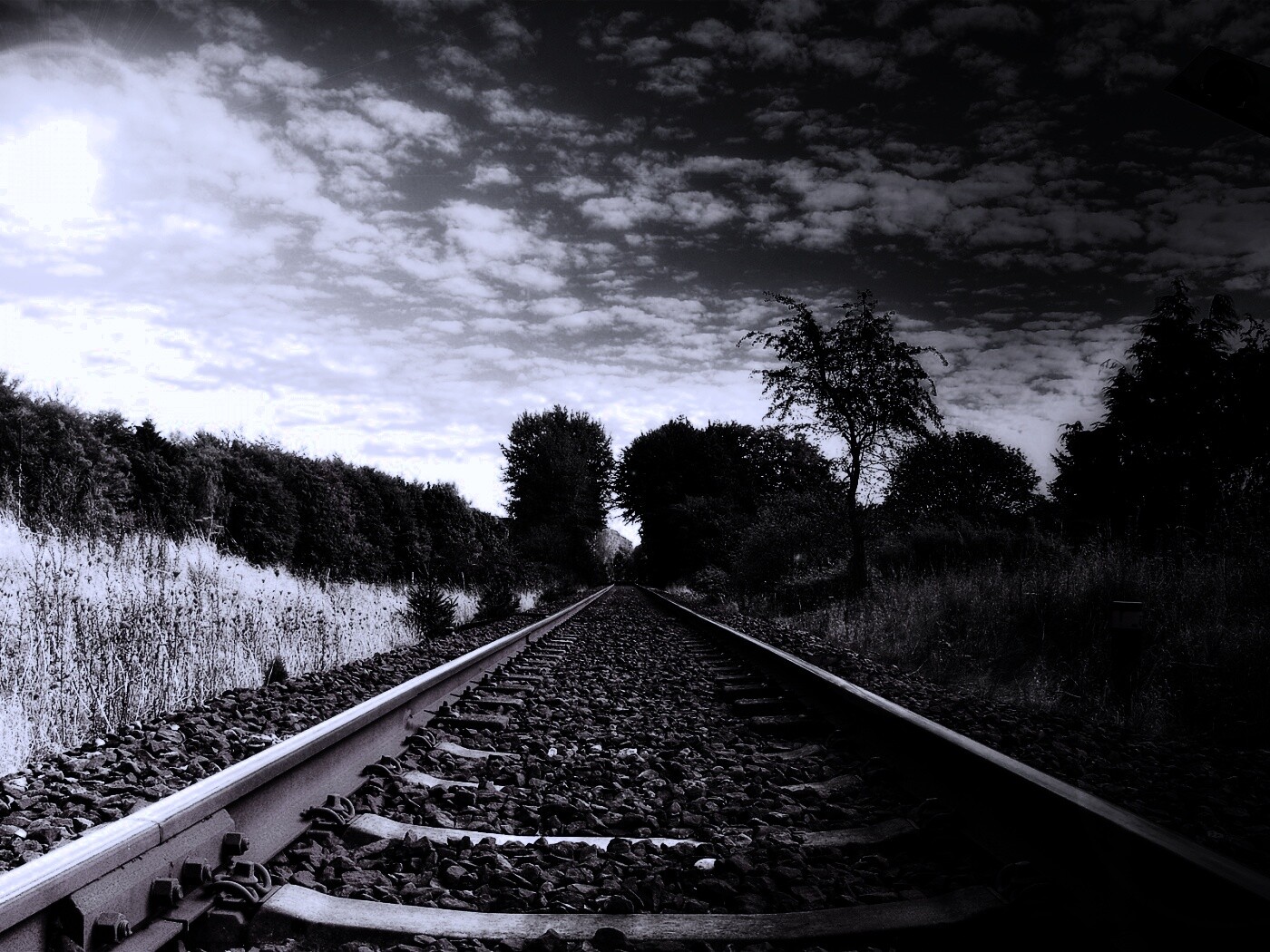 Уходящие в даль рельсы обои