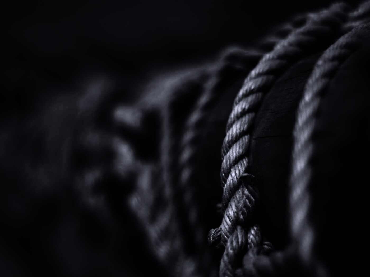 Веревка намотана на мачту обои