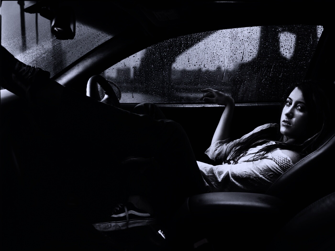 Девушка в автомобиле обои