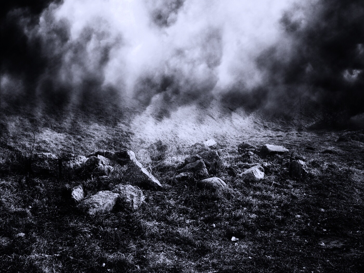 Камни под туманом обои