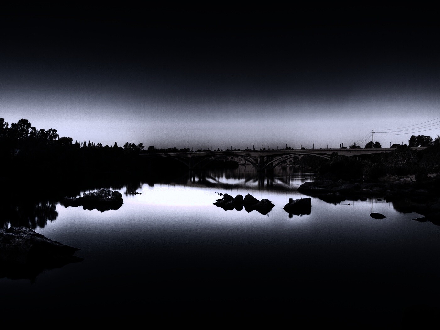 Мост через живописную реку обои