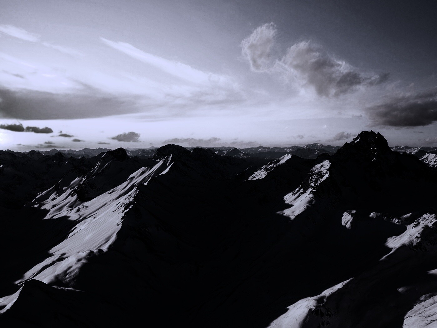 Залитые солнцем горы обои