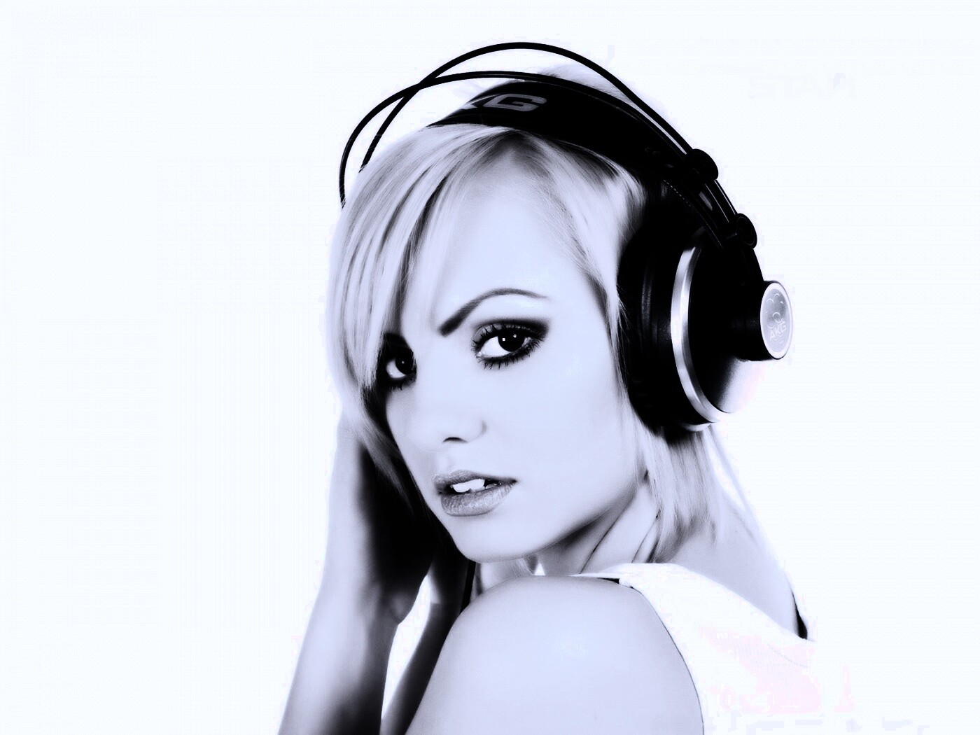 Девушка в наушниках обои