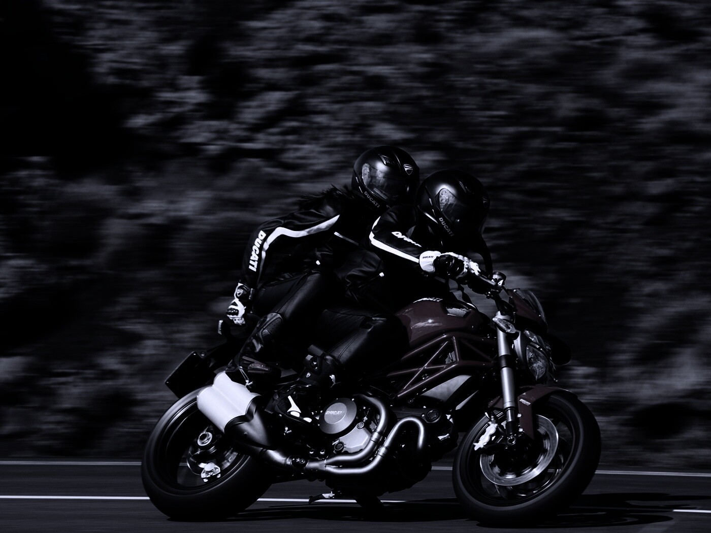 Байкер с девушкой на мотоцикле обои