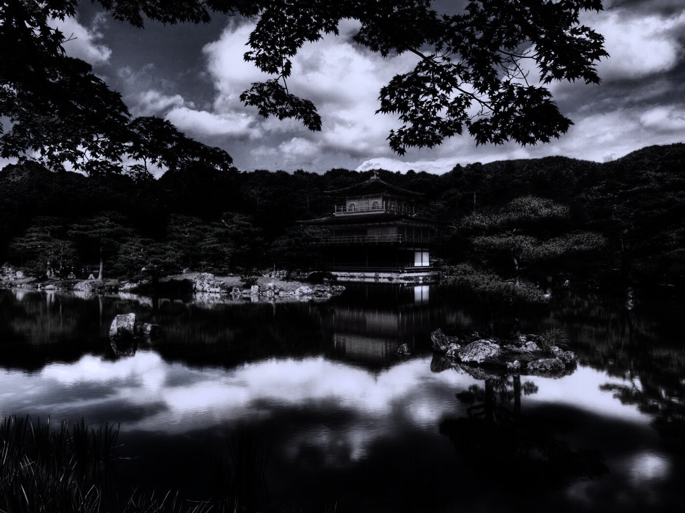 Японский домик на берегу озера обои