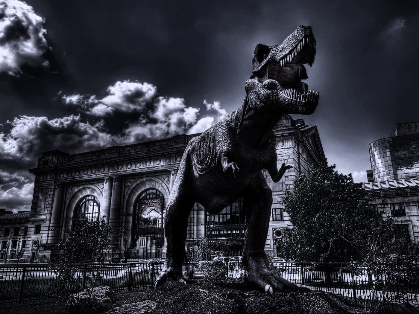 Скульптура динозавра рядом с музеем рептилий обои