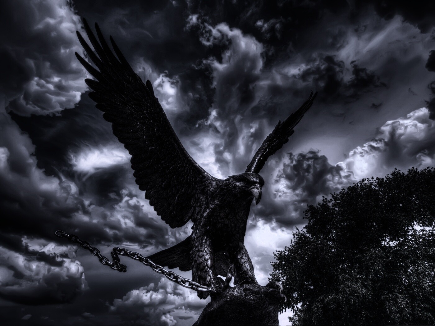 Скульптура орла с цепью в когтях обои