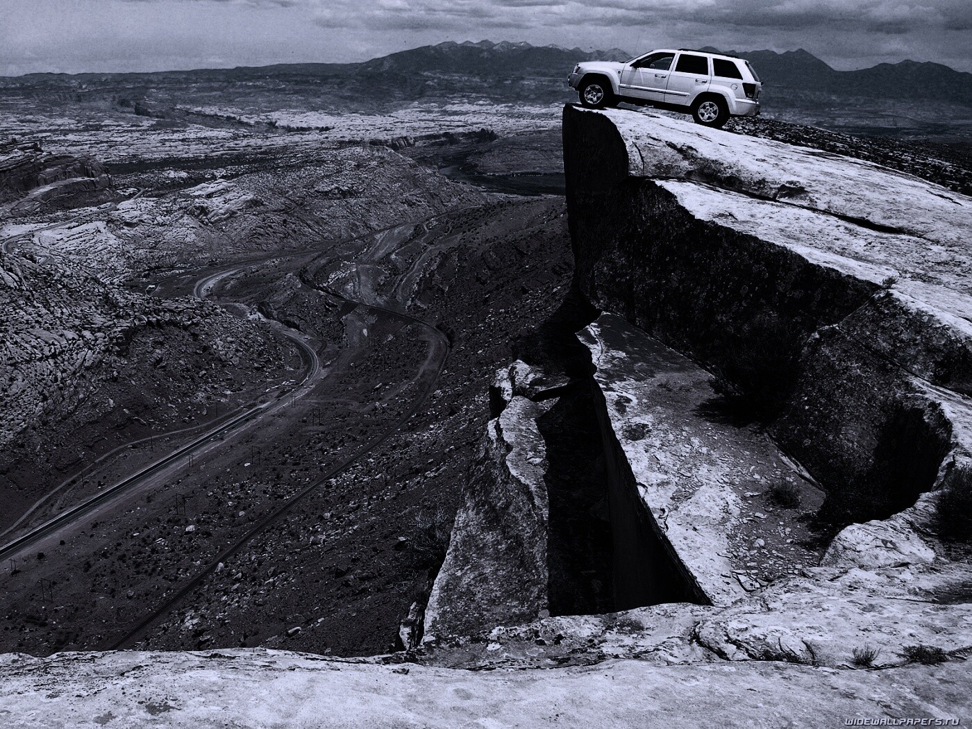 Внедорожник в горах обои