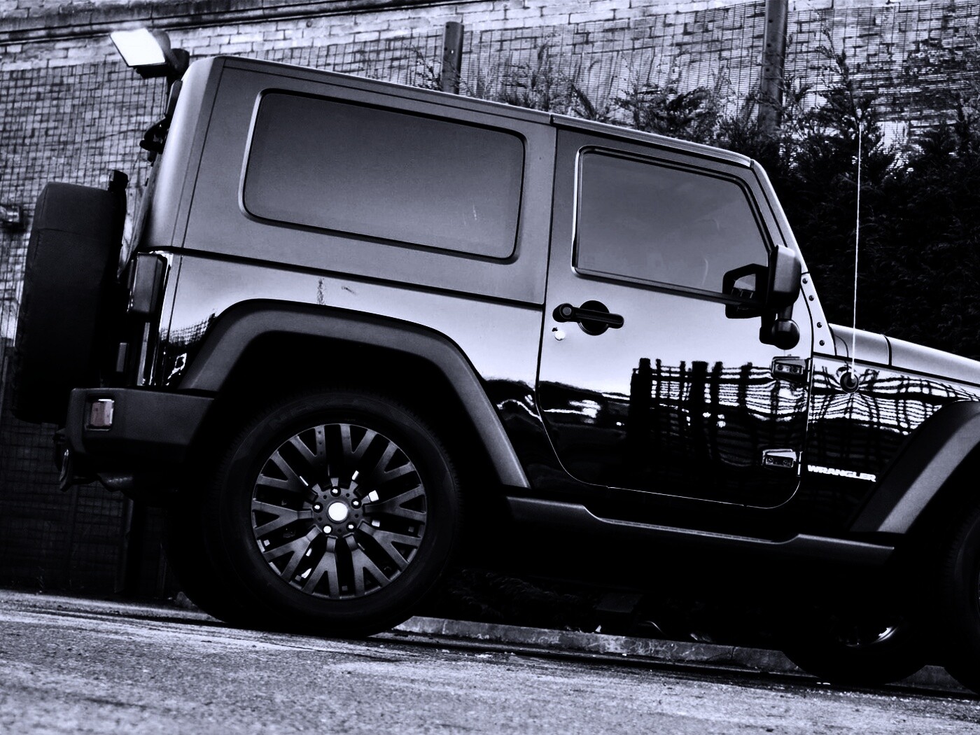 Черный внедорожник обои