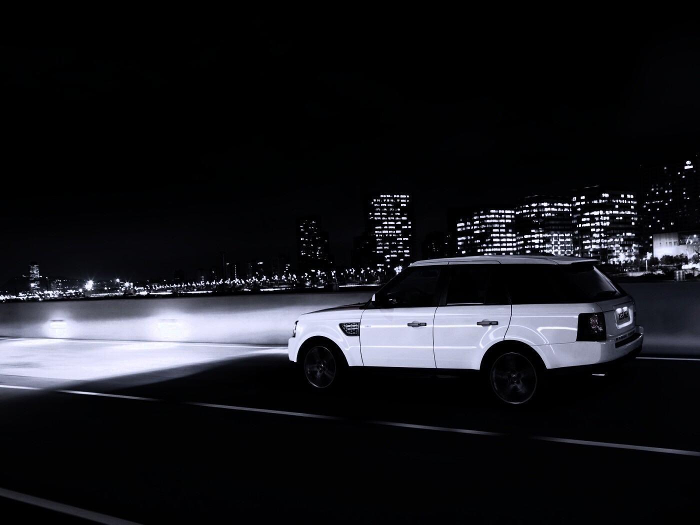 Рендж ровер на трассе обои