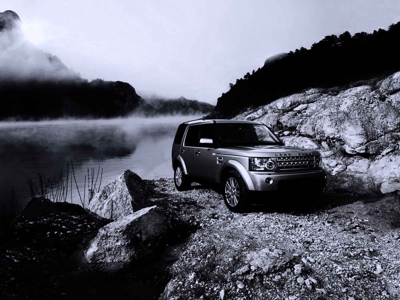 Range rover в горах у реки обои