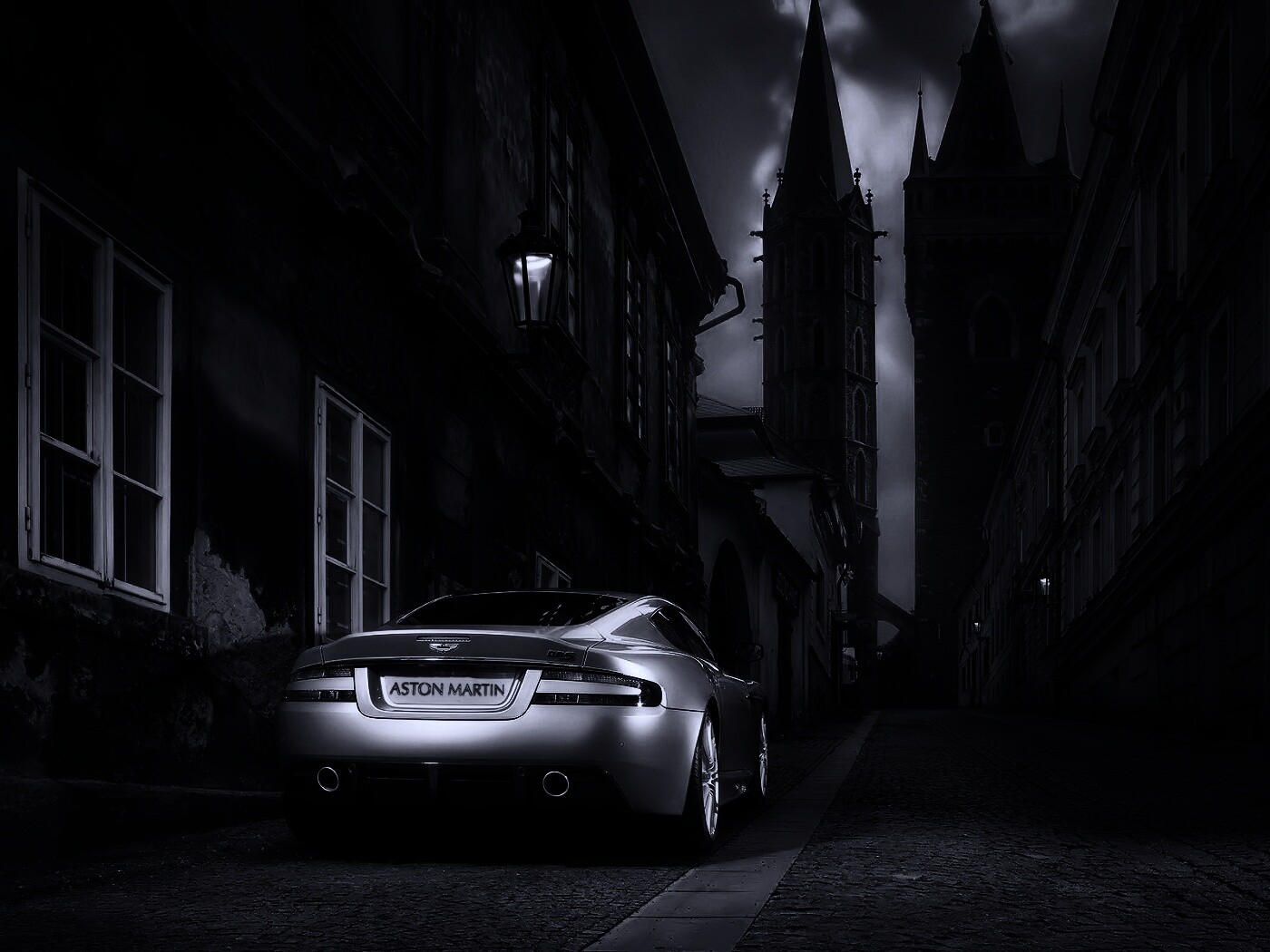 Aston Martin в старинном городе обои