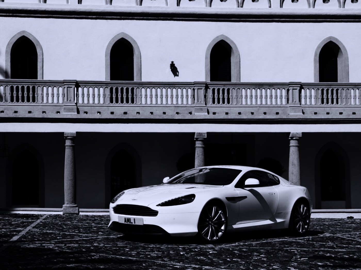 Астон Мартин в дворике дома обои