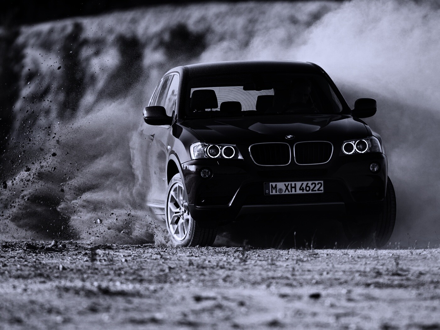 Кроссовер BMW в заносе обои