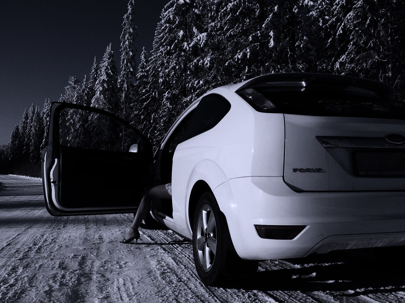 Девушка выходит из Ford Focus обои