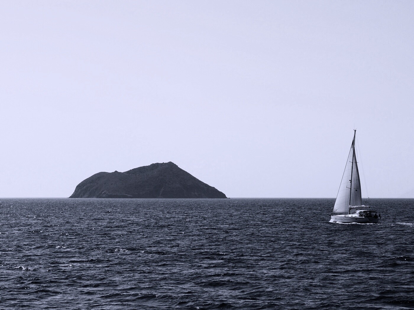 Яхта в море обои