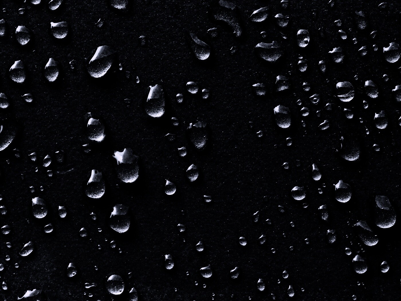 Капли воды на темной поверхности обои