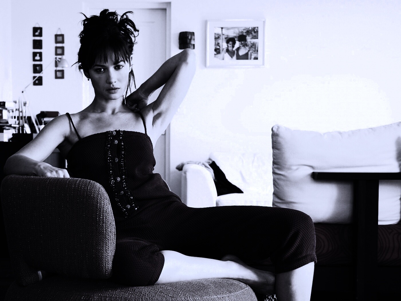 Ольга Куриленко на кресле обои