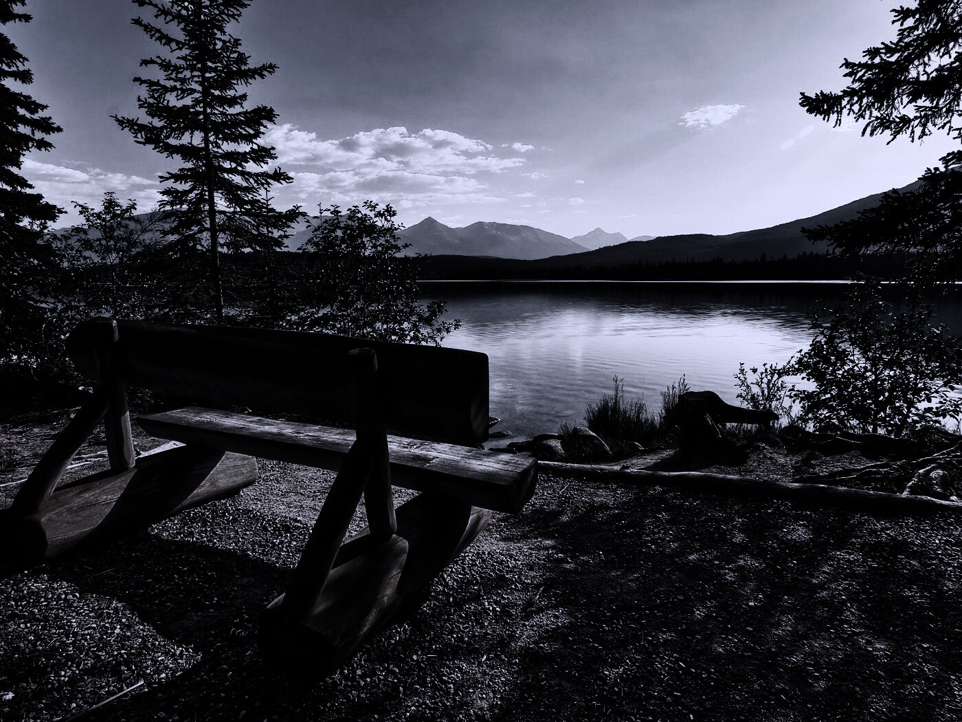 Деревянная скамья на берегу озера обои