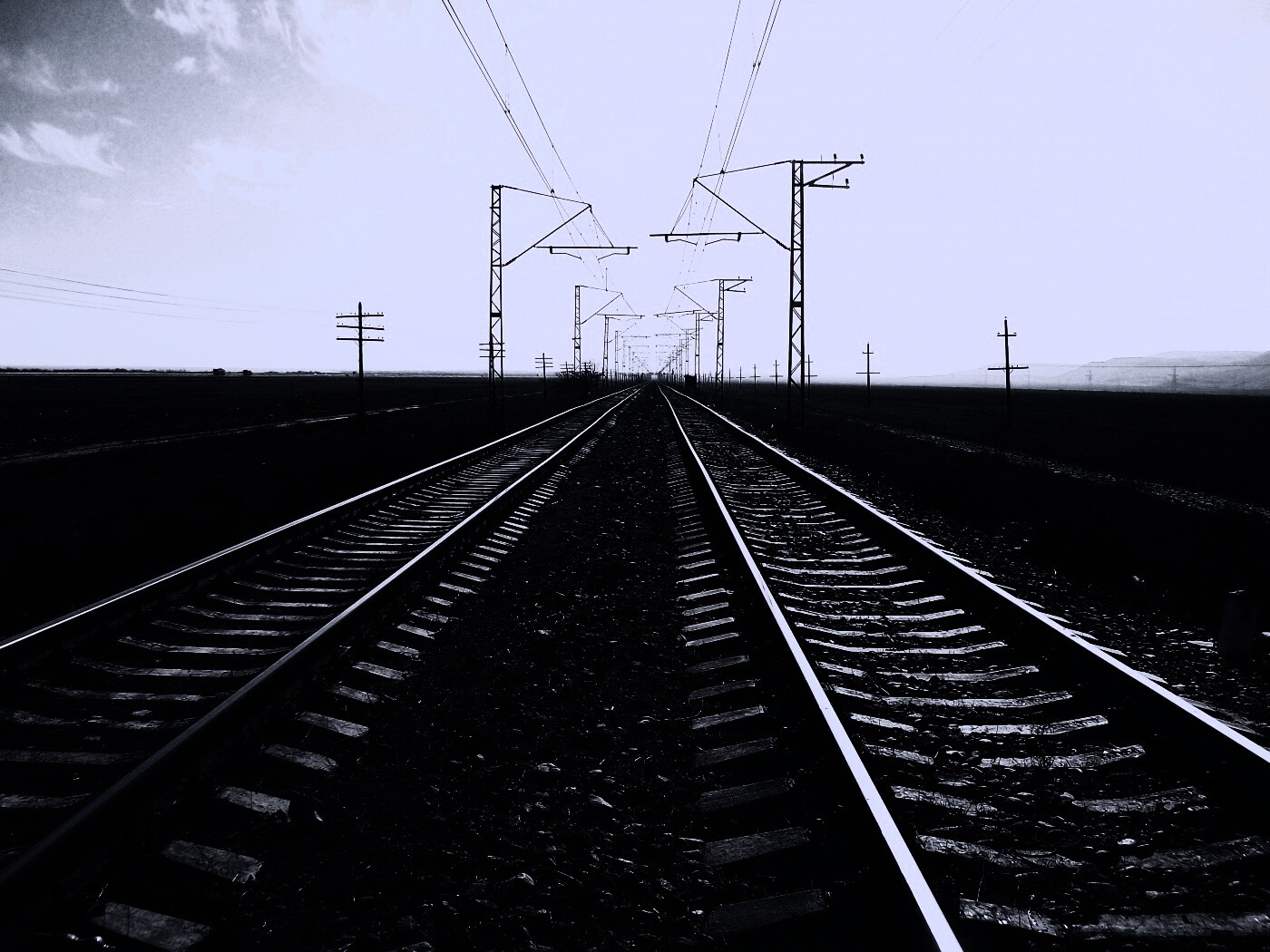 Железная дорога уходит вдаль обои