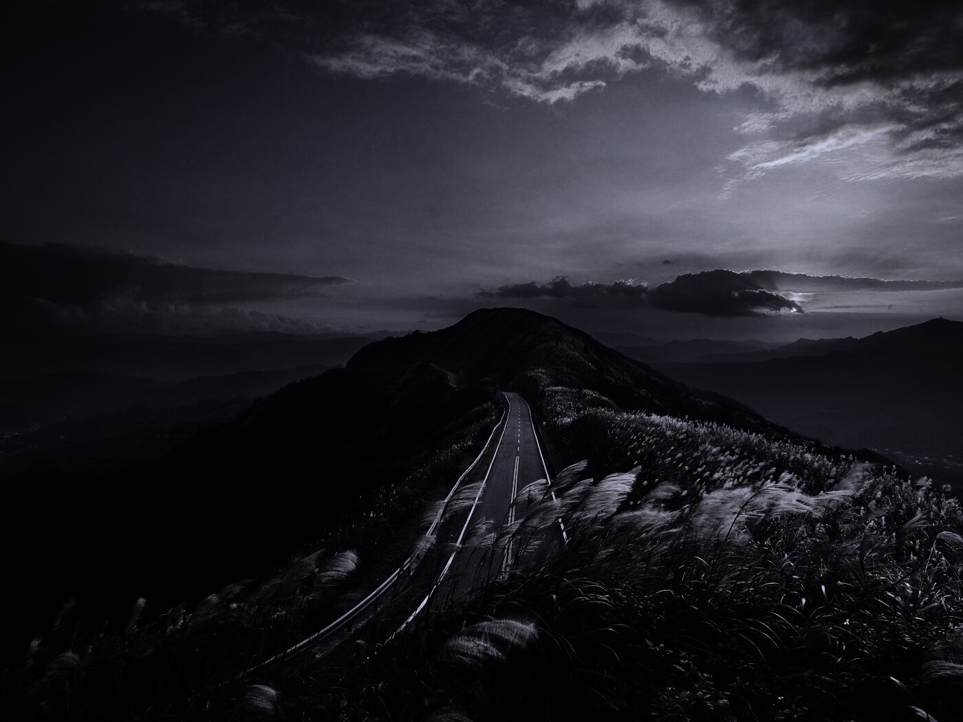 Дорога вдоль вершины холма обои